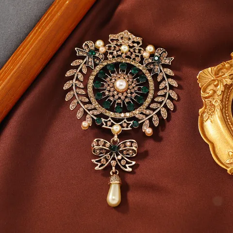 Spilla a Fiocco con Fiori Cavi in Stile Palazzo Barocco con Strass e Perle Artificiali Accessorio di Gioielli Vintage per Donna