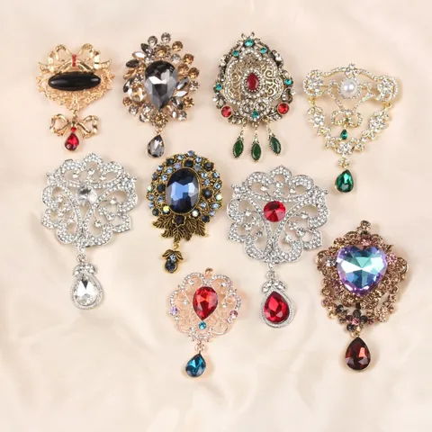 Broche en Alliage de Strass de Style Palais Vintage pour Femmes Broche Baroque de Luxe avec Pierres Précieuses Cadeau Bijoux
