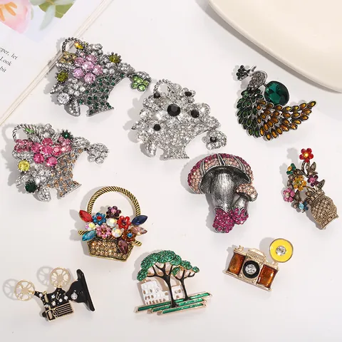 Vintage Alloy Rhinestone Brooch Pin For Women Flower Basket Peacock Camera Mushroom Tree Design Retro Fashion Jewelry Enamel Floral Badge