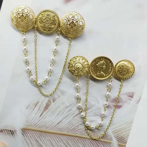 Spilla a Rilievo Vintage in Oro Con Catena di Perle Artificiali Distintivo in Stile Reale Britannico Spilla da Bavero per Donna Uomo
