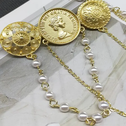 Spilla a Rilievo Vintage in Oro Con Catena di Perle Artificiali Distintivo in Stile Reale Britannico Spilla da Bavero per Donna Uomo