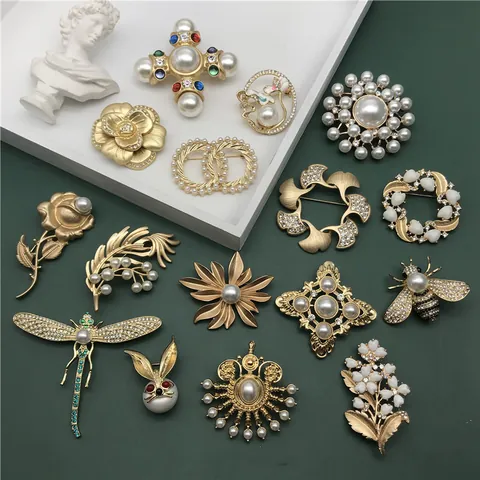 Vintage Baroque Palace Cross Flower Brooch For Women Zinc Alloy Artificial Pearl Rhinestone Elegant Banquet Jewelry Pin
