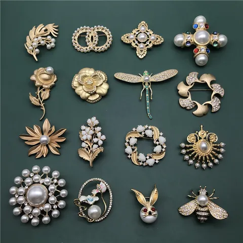 Vintage Baroque Palace Cross Flower Brooch For Women Zinc Alloy Artificial Pearl Rhinestone Elegant Banquet Jewelry Pin