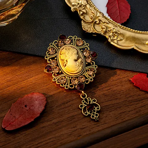 Vintage Medieval Palace Cameo Brooch Zinc Alloy Hollow Relief Lady Portrait Brooch Pin With Pendant Rhinestone Accessory Gift