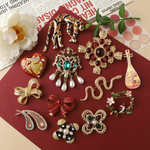 Vintage Baroque Style Palace Brooch For Women Men Alloy Rhinestone Enamel Leopard Cross Snake Brooches Coat Accessories Jewelry