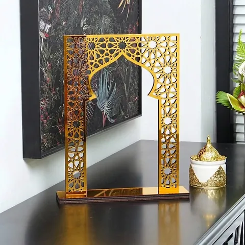 Ornamento de Escritorio Estilo Étnico Medio Oriente Espejo Dorado Acrílico Base Madera Diseño Geométrico Luna Calada Islámica