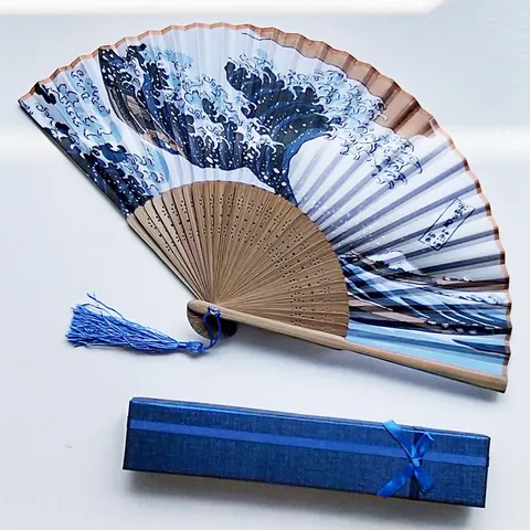 Éventail Pliant Style Japonais Grande Vague de Kanagawa en Bambou et Satin Avec Gland et Boîte Cadeau Décoration Maison
