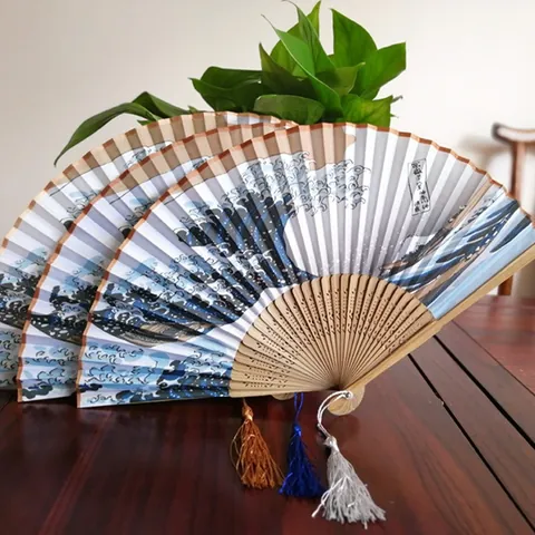 Éventail Pliant Japonais en Bambou La Grande Vague de Kanagawa Art Satin Éventail à Main Avec Gland pour Femmes Déco Cadeau