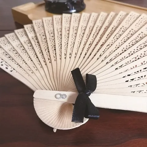 Abanico Plegable de Madera Tallada Estilo Chino Vintage Con Lazo de Cinta de Satén Patrón de Girasol Calado para Boda Fiesta