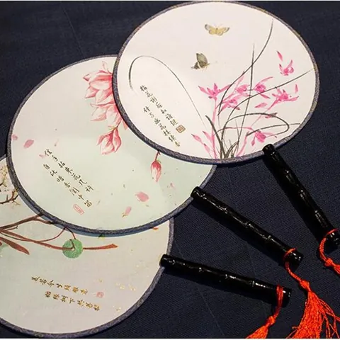 Chinese Traditionele Ronde Waaier Kunstzijde Handwaaier Met Kwastje Vintage Bedrukte Pruimenbloesem Oude Stijl Voor Dansfeest Vrouwen Woondecoratie
