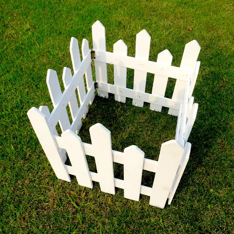White Wooden Christmas Fence Decorative Picket Fencing For Christmas Tree Surround European High Low Slat Design Garden Decor