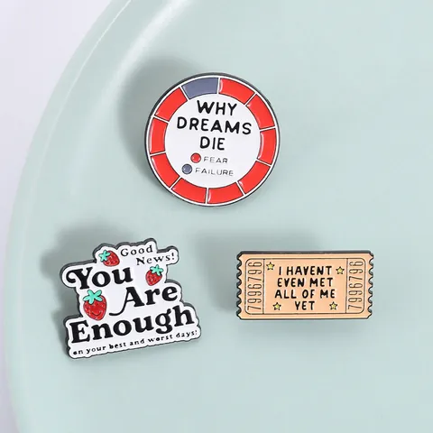 Retro Zinklegierung Emaille Brosche Pin Inspirierend Englisch Slogan Erdbeere Ticket Abzeichen Cartoon Revers Pin Für Rucksack Kleidung Schmuck