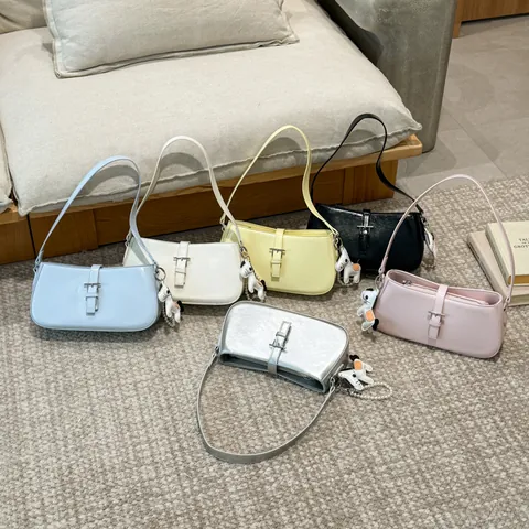 Sac Underarm en Cuir PU pour Femmes Sac Bandoulière Unie Minimaliste Sac à Main de Trajet Quotidien Avec Pendentif Sac de Mode
