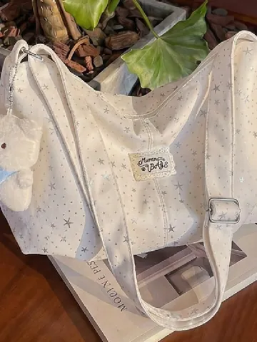 Sac Cabas Grande Capacité pour Femmes en Toile Imprimé Ciel Étoilé Sac Bandoulière Avec Joli Pendentif Ours Sac à Main Décontracté