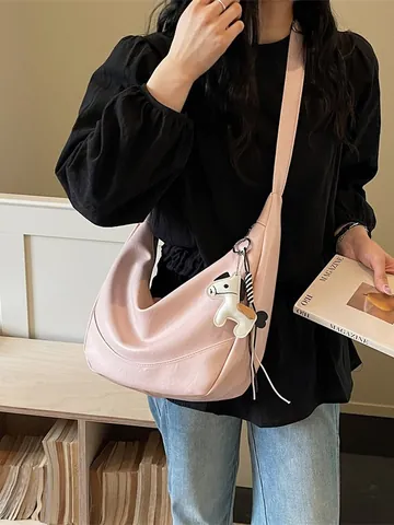 Sac Dumpling Décontracté en Cuir PU pour Femmes Sac Bandoulière Sous les Aisselles Sac Hobo Polyve avec Petit Pendentif