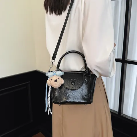 Bolso de Mano de Cuero PU para Mujer Bolso de Hombro Casual para Commuting con Lindo Colgante Elegante Bolso de Asa Superior