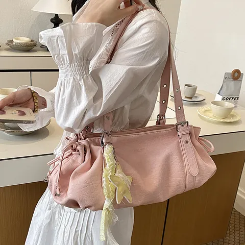 Sac Cabas Plissé pour Femmes Grande Capacité Trajet Sous-Bras en Cuir PU Sac d'Épaule Vintage Avec Pendentif Mode