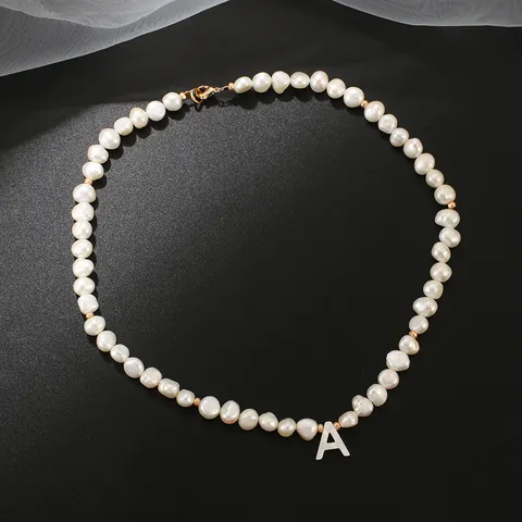Collana con Ciondolo Iniziale Alfabeto in Perla d'Acqua Dolce Naturale per Donna Rame Placcato Oro Conchiglia Lettera Choker Fatto a Mano Gioielli Regalo