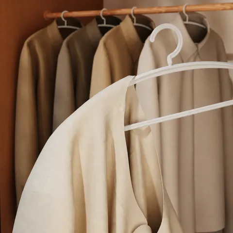 Plastic Seamless Wide Shoulder Clothes Hangers Heavy Duty Anti Slip Coat Hangers Adult Wardrobe Closet Storage Rack