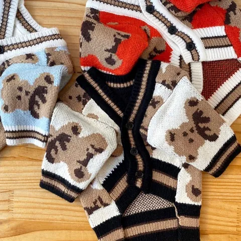 Suéter de Punto Suave para Mascotas Patrón de Oso Cuello en V Perro Gato Cárdigan de Invierno Pullover Teddy Bichon Ropa Cálida
