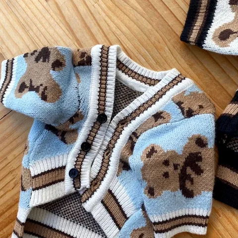 Suéter de Punto Suave para Mascotas Patrón de Oso Cuello en V Perro Gato Cárdigan de Invierno Pullover Teddy Bichon Ropa Cálida