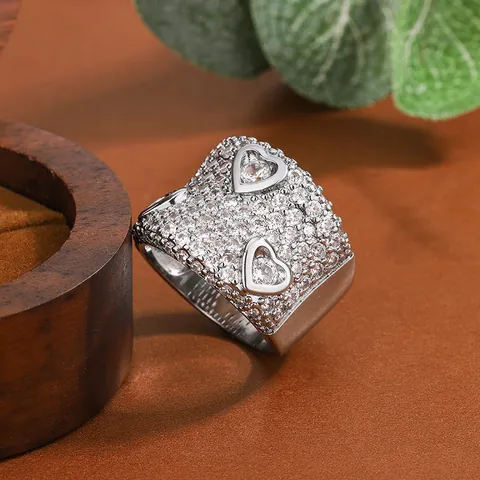 Luxus Kupfer Vergoldet Voll Strass Herz Fingerring Mode Funkelnde Pave Strass Band Ring Für Damen Schmuck Geschenk