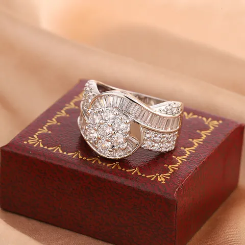 Luxury Horseshoe Micro-Pave Rhinestone Ring For Women Gold-Plated Copper Geometric Fashion Jewelry Finger Ring Accessory