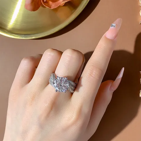 Luxury 5 Carat Round Cut Rhinestone Crown Ring For Women Copper Gold Plated Six-Prong Solitaire Pavé Anniversary Finger Ring Jewelry