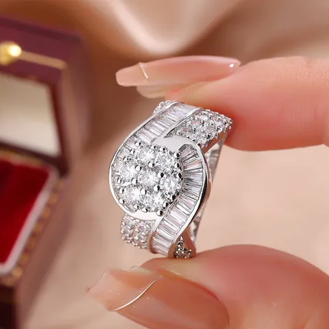 Luxury Horseshoe Micro-Pave Rhinestone Ring For Women Gold-Plated Copper Geometric Fashion Jewelry Finger Ring Accessory