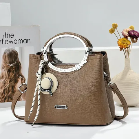 Damen PU Leder Handtasche Lychee Muster Metallgriff Umhängetasche Mit Strohhut Anhänger Mode Vielseitige Tägliche Tote Tasche