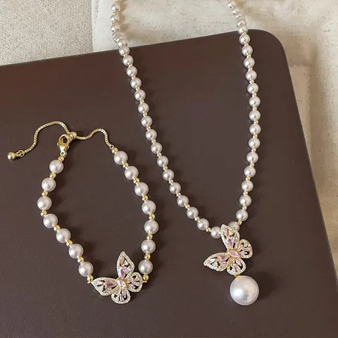 Französisch Elegante Hohle Schmetterling Anhänger Perlenkette Für Damen Rosa Strass Vergoldeter Schmuck Armband Set