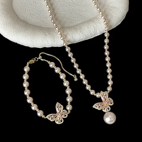 Französisch Elegante Hohle Schmetterling Anhänger Perlenkette Für Damen Rosa Strass Vergoldeter Schmuck Armband Set