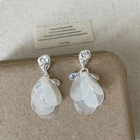 Pendientes de Botón con Borla de Concha de Hoja de Gota de Diseño para Mujer Retro Lujo Ligero Moda Temperamento Pendientes de Strass