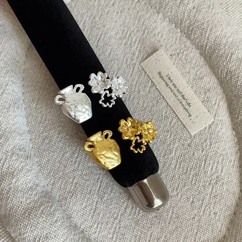 Anello Aperto in Lega Vintage Francese con Texture a Forma di Giarra e Fiori per Donna Design Artistico Regolabile Oro Argento