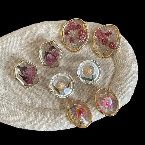 Vintage Palace Style Transparent Resin Real Dried Flower Stud Earrings For Women Niche Temperament Alloy Geometric Inlaid Floral Earrings Handmade Jewelry