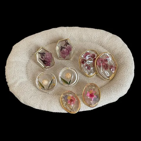 Vintage Palace Style Transparent Resin Real Dried Flower Stud Earrings For Women Niche Temperament Alloy Geometric Inlaid Floral Earrings Handmade Jewelry