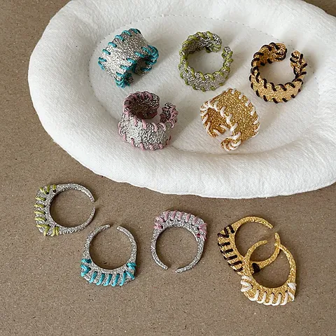 Designer Texturierter Legierungsring für Damen Bunter Baumwollfaden Umwickelter Metall Fingerring Einzigartiger Modeschmuck