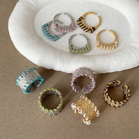 Designer Texturierter Legierungsring für Damen Bunter Baumwollfaden Umwickelter Metall Fingerring Einzigartiger Modeschmuck