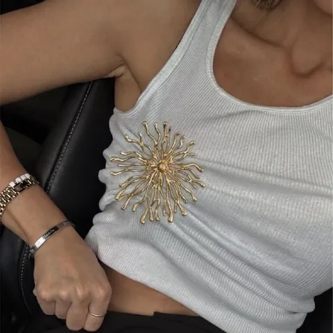 Vintage Sun Goddess Relief Brooch Creative Irregular Coral Sunburst Zinc Alloy Pin For Women Fashion Suit Coat Accessories