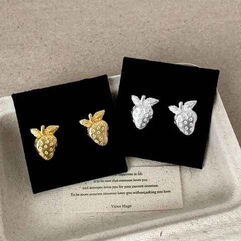 Squisiti Piccoli Orecchini a Bottone in Metallo a Fragola per Donna Dolce Individuale Alla Moda Versatili Oro Argento Forma di Frutta Gioielli