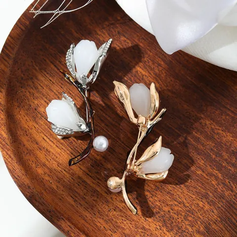 Vintage Elegant Magnolia Flower Pearl Brooch Pin For Women High End Luxury Alloy Rhinestone Clothing Accessories For Suit Coat Cheongsam
