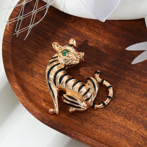 Vintage Alloy Tiger Brooch With Green Rhinestone Eyes Gold Plated Black Enamel Animal Pin For Men Women Suit Accessory Jewelry Gift