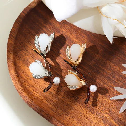 Vintage Elegant Magnolia Flower Pearl Brooch Pin For Women High End Luxury Alloy Rhinestone Clothing Accessories For Suit Coat Cheongsam