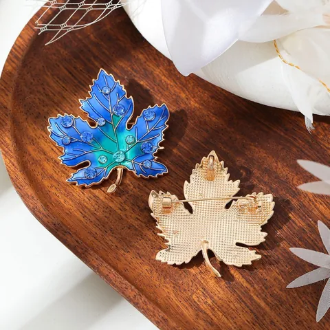 Vintage Luxury Maple Leaf Brooch For Women Rhinestone Inlaid Zinc Alloy Enamel Corsage Fashion Suit Dress Pin Jewelry Accessory