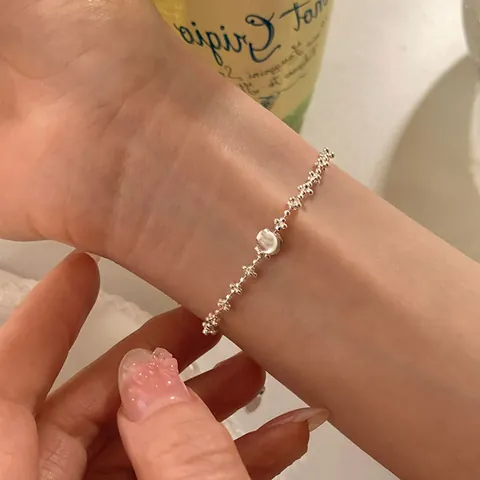 Minimalistische Geborsteld Zilveren Bal Armband Met Verstelbaar Trekkoord Voor Dames Delicate Metalen Kralen Handketting Stijlvolle Sieraden