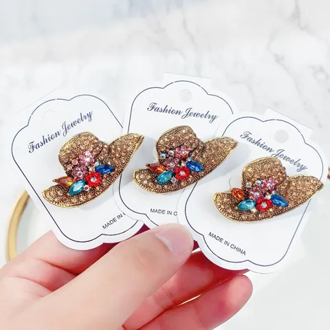 Vintage Gold Galvanisierte Legierung Farbige Strass Hut Brosche Pins Mode Floral Hut Form Brustnadel Schmuck Für Damen