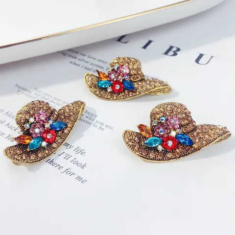 Vintage Gold Galvanisierte Legierung Farbige Strass Hut Brosche Pins Mode Floral Hut Form Brustnadel Schmuck Für Damen