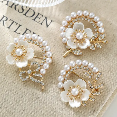 Eleganter 3D Blumen Brosche Für Damen Legierung Künstliche Perle Strass Pin Eleganter Chanel Stil Corsage Anzug Zubehör