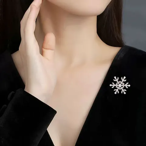 Elegante Legierung Strass Schneeflocken Brosche Für Damen Glänzende Kristall Blume Brustnadel Mode Bekleidungszubehör Schmuck Geschenk
