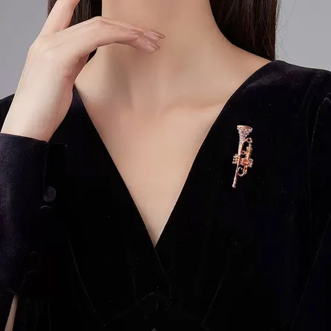 Creative Trumpet Musical Instrument Brooch Pin For Men Women Gold Plated Alloy Rhinestone Music Jewelry Lapel Pin Accessory